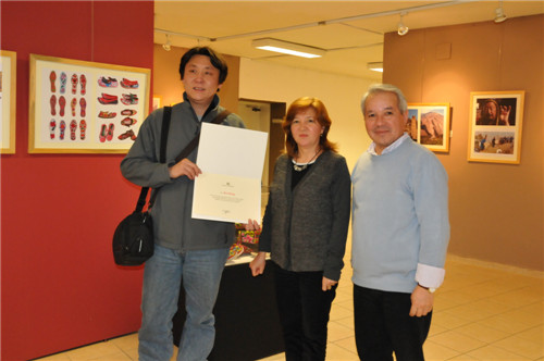 张�副教授手拿展览证书与安纳托鲁大学美术学院的经理和副经理合影