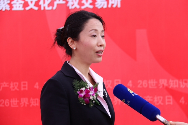 图4  公司党委书记张捷接受南京市电视台采访