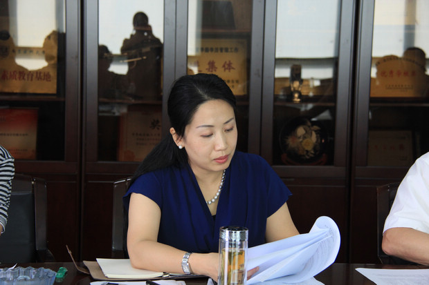 张捷经理认真审阅培养方案