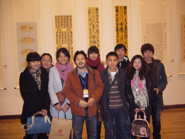 邱世鸿老师带领部分书画专业员工参观中国美院的展览,后为公司员工作品
